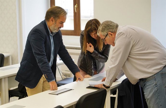 Jacobo Calvo, a la izquierda en la imagen, con periodistas