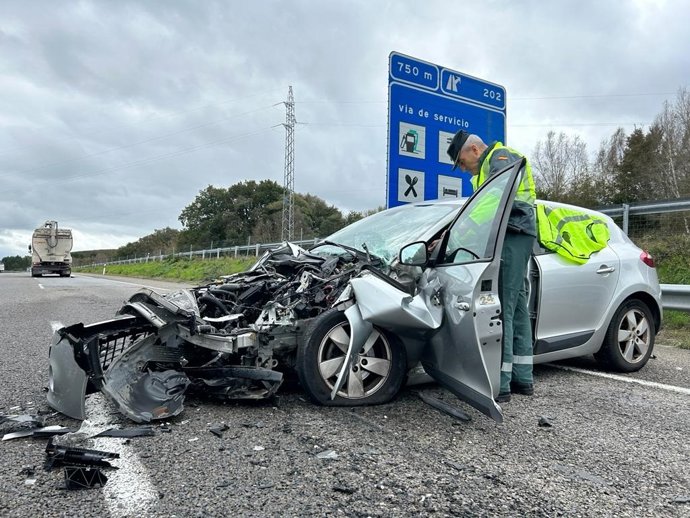 Colisión entre un coche y un camión en la A-52 a la altura de Allariz (Ourense).