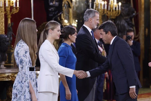 La princesa Leonor estrecha la mano al presidente de la Generalitat Valenciana,Carlos Mazón.