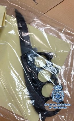 Arma intervenida al detenido por apuñalar a una joven en una discoteca de Fuengirola.