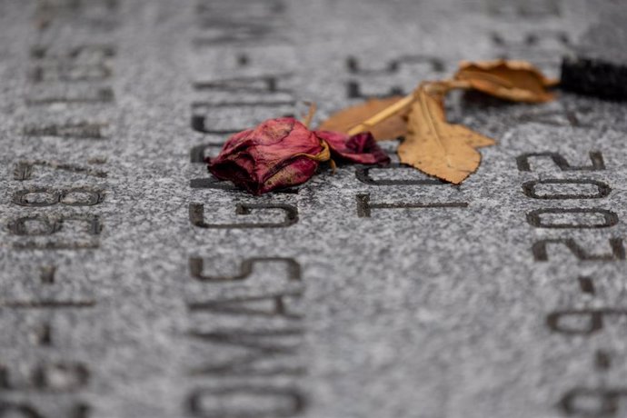 Una rosa roja seca sobre una tumba en el cementerio de la Almudena, a 23 de octubre de 2023, en Madrid (España).