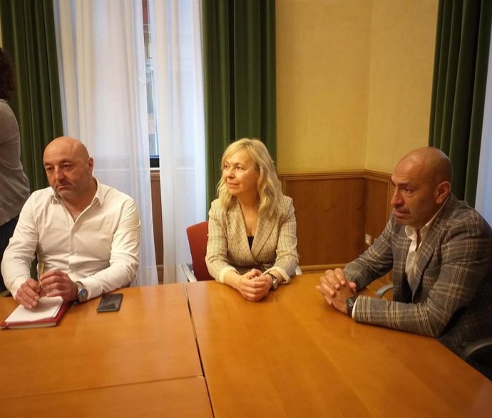 Archivo - (De izqda a dcha) Guzmán Pendás (PP), Sara Álvarez Rouco (Vox) y Oliver Suárez, ex edil de Vox.