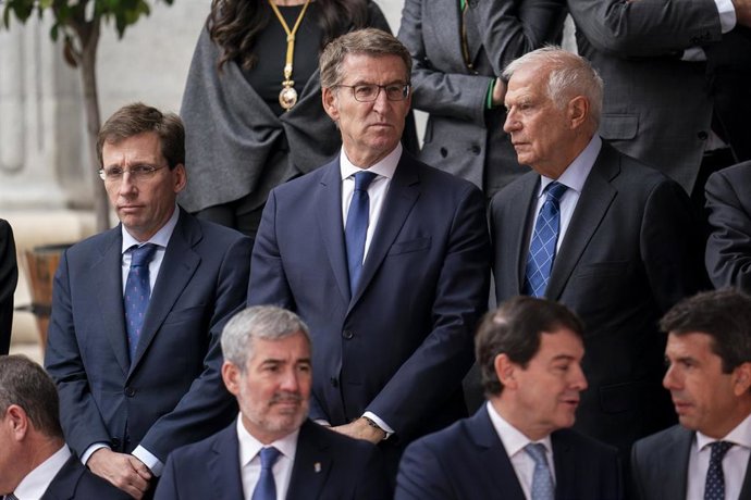 (I-D) El alcalde de Madrid, José Luis Martínez-Almeida; el líder del Partido Popular, Alberto Núñez Feijóo, y el alto representante de la Unión para Asuntos Exteriores y Política de Seguridad y vicepresidente de la Comisión Europea, Josep Borrell, duran