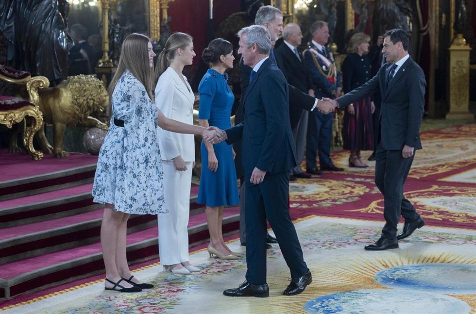 La princesa Leonor (2i) saluda al presidente de la Xunta de Galicia, Alfonso Rueda (2d), durante el besamanos con ocasión del Juramento de la Constitución de la Princesa Leonor, a 31 de octubre de 2023, en Madrid (España). La Princesa de Asturias ha jur