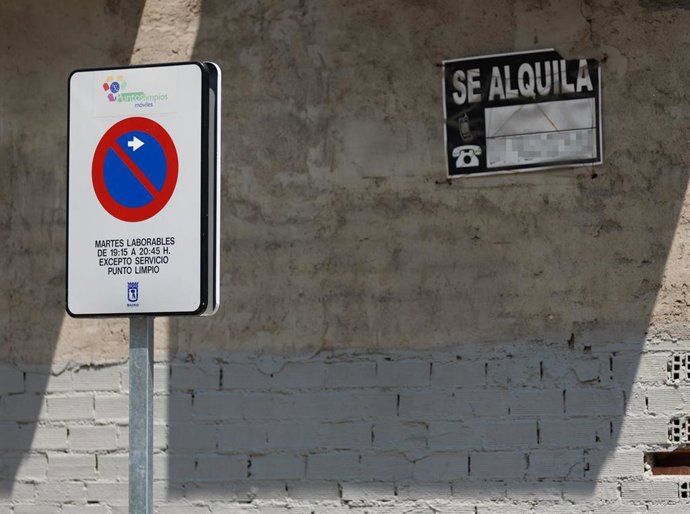 Archivo - Un cartel de 'Se Alquila', 19 de junio de 2023, en Madrid (España).