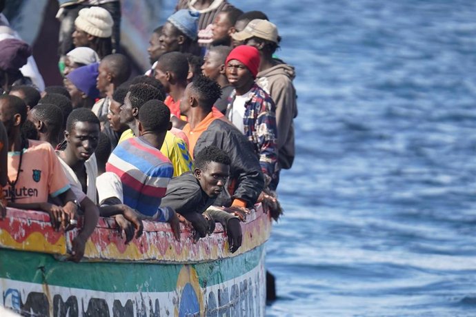Un cayuco llega al Puerto de La Restinga