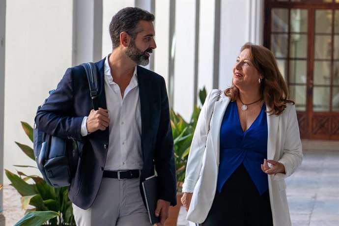 Archivo - El consejero de Sostenibilidad, Medio Ambiente y Economía Azul y portavoz del Gobierno, Ramón Fernández-Pacheco, juno a la consejera de Agricultura, Agua y Desarrollo Rural Carmen Crespo Díaz a su llegada a la rueda de prensa en el Palacio de 
