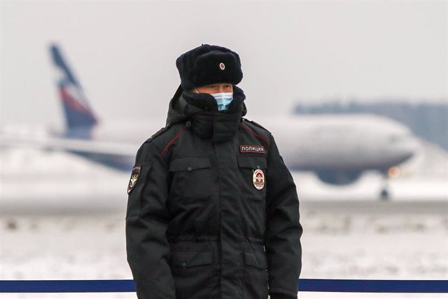 Archivo - Agente de Policía de Rusia en el aeropuerto de Moscú