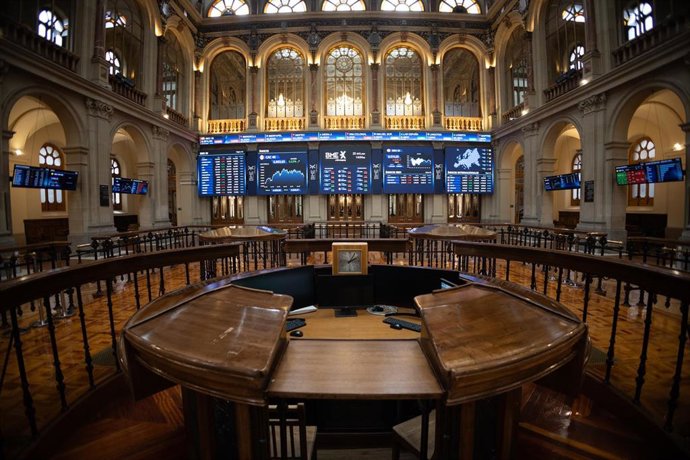 Un panel del Ibex 35, en el Palacio de la Bolsa, a 25 de octubre de 2023, en Madrid (España). 