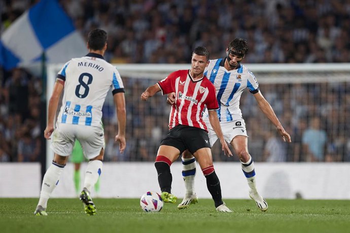Gorka Guruzeta of Athletic Club competes for the ball with Robin Le Normand of Real Sociedad during the LaLiga EA Sports match between Real Sociedad and Athletic Club at Reale Arena on September 30, 2023, in San Sebastian, Spain.