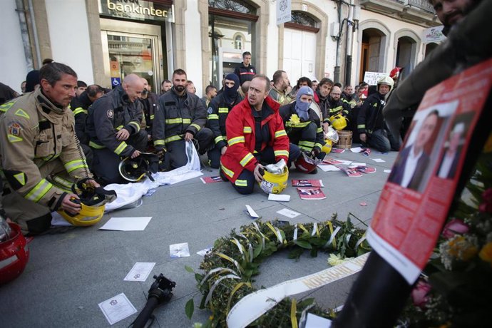 Decenas de bomberos de los parques comarcales de Galicia durante la protesta por una mejora de las condiciones laborales, frente a la Diputación de Lugo, a 31 de octubre de 2023, en Lugo, Galicia (España). El comité de huelga que representa al colectivo