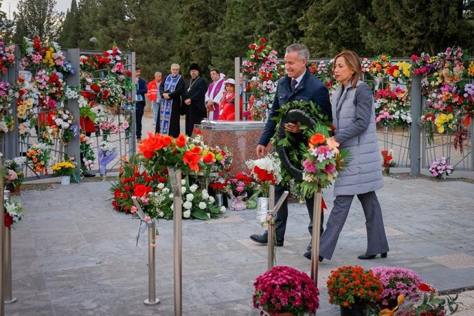 La alcaldesa de Zaragoza, Natalia Chueca, y el consejero municipal de Urbanismo, Víctor Serrano, han visitado el cementerio de Torrero con motivo de Todos los Santos.