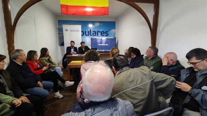 El secretario general y candidato a presidente del PP de Asturias, Álvaro Queipo, durante un encuentro en el suroccidente