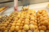 Pastelerías prevén vender más de 465.000 kilos de buñuelos, huesos de santos y otros dulces típicos por Todos los Santos