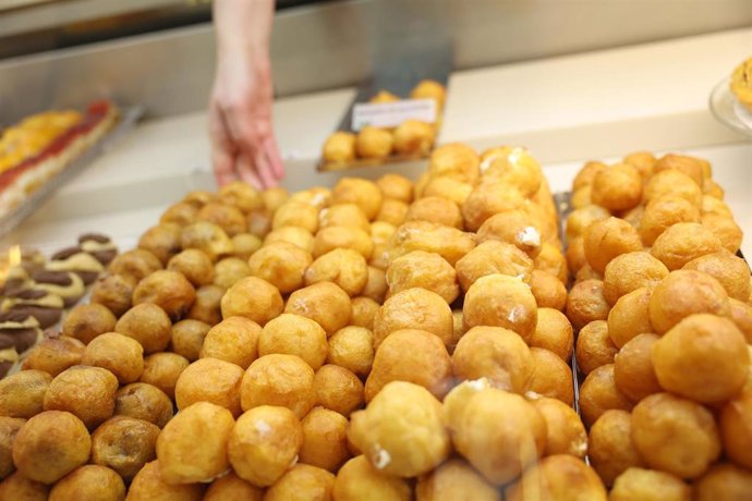 Una bandeja de buñuelos en la Pastelería Parelli, a 31 de octubre de 2023, en Madrid (España). 