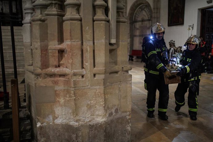 Un grupo de bomberos participa en un simulacro en la Catedral de Alcalá de Henares, a 31 de octubre de 2023, en Alcalá de Henares, Madrid (España). 