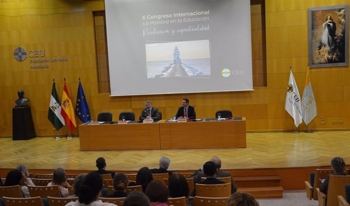 La conferencia del escritor inglés Joseph Pierce, en el congreso 'Palabra en la educación' de CEU.