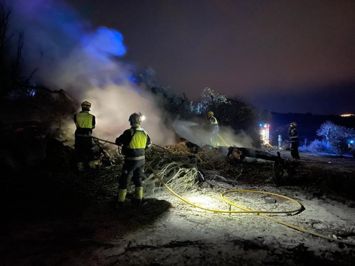 Bomberos del Ibanat en los trabajos de extinción del incendio forestal del Turó de Pinyella.