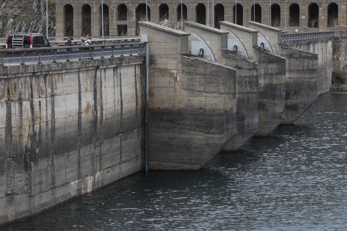 Archivo - Vista del embalse del río Porma, a 28 de abril de 2023, en León, Castilla y León (España). Los embalses de la cuenca del Duero en la provincia de León conservan un buen estado pese a la sequía creciente que se está produciendo por la falta de 