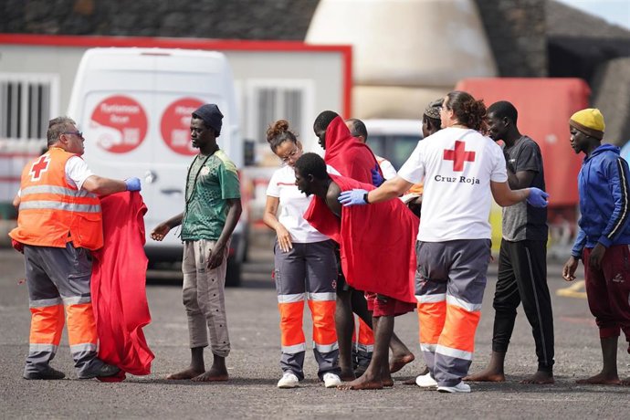 Personal de Cruz Roja reciben a migrantes en Canarias