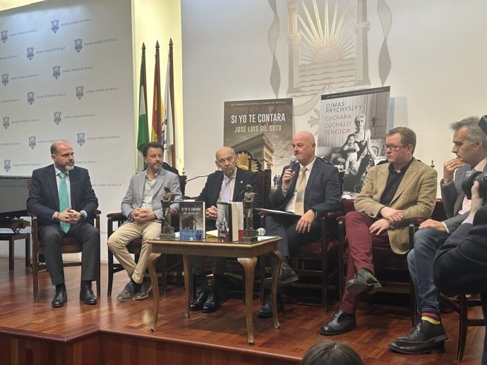 José Luis Gil Soto y Dimas Prychyslyy en el acto