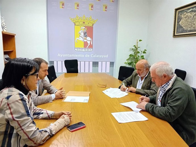 El Ayuntamiento de Calatayud suscribe un convenio de colaboración económica con la Agrupación de Tratamientos Integrados en Agricultura (ATRIA)