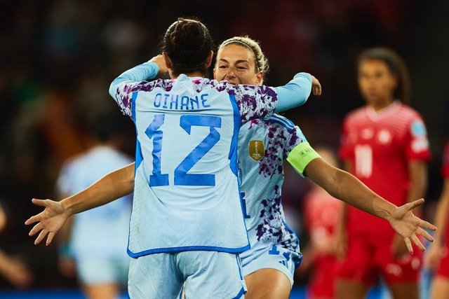 Oihane Hernández celebra con Alexia Putellas el 0-1 en el Suiza-España de la Liga de Naciones 23-24
