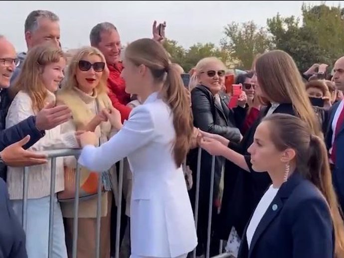 LOS REYES, FELIPE Y LETIZIA, JUNTO A SUS HIJAS, LEONOR Y SOFÍA, AGRADECEN EL CARIÑO RECIBIDO A LA SALIDA DEL PALACIO REAL