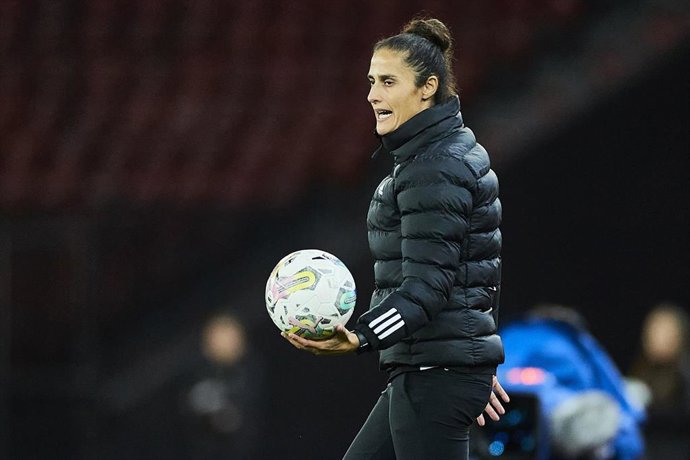 Montse Tomé da instrucciones durante el Suiza-España de la Liga de Naciones 23-24