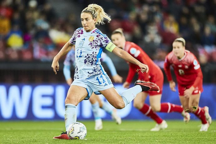Alexia Putellas en el momento de anotar de penalti en el Suiza-España de la Liga de Naciones 23-24