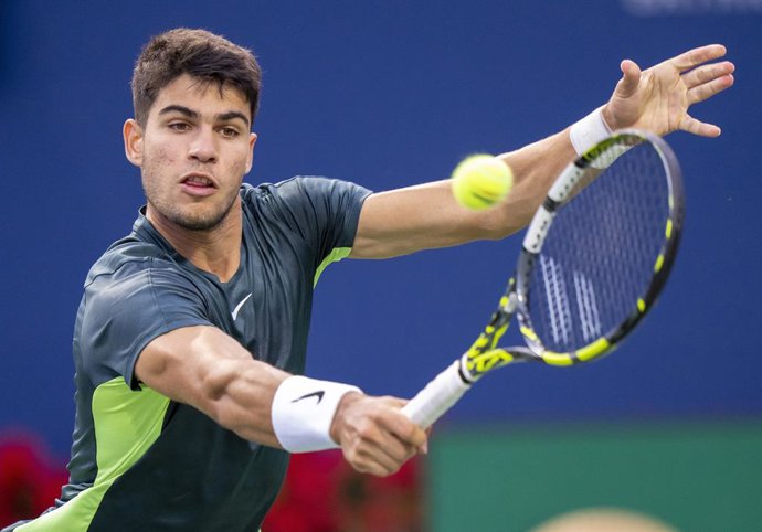 Archivo - 11 August 2023, Canada, Toronto: Spanish tennis player Carlos Alcaraz in action against USA's Tommy Paul during their men's singles quarterfinal tennis match of the National Bank Open tournament. Photo: Frank Gunn/Canadian Press via ZUMA Press