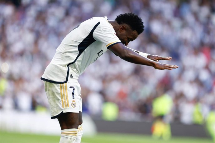 Vinícius Junior celebra un gol con la afición del Santiago Bernabéu