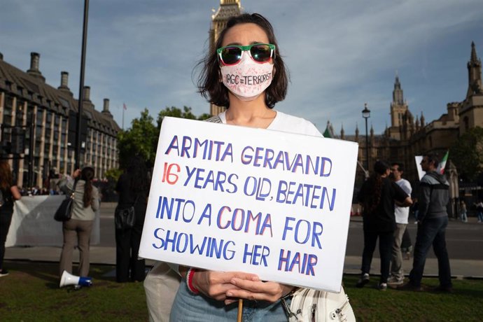 Una protesta en Londres contra la agresión de Armita Geravand