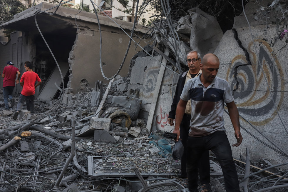 01 November 2023, Palestinian Territories, Gaza City: Palestinians inspect the rubble after an Israeli strike. Photo: Mohammad Abu Elsebah/dpa