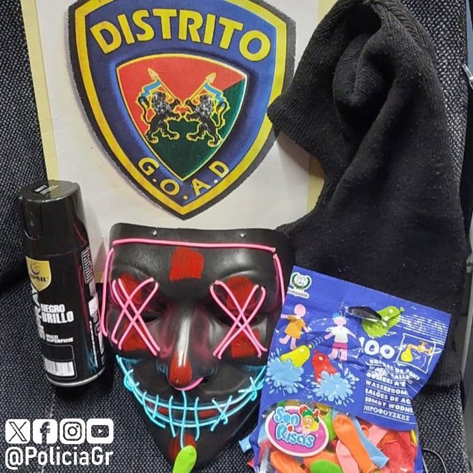 Interceptados dos menores con pasamontañas mientras hacían pintadas y pateaban retrovisores