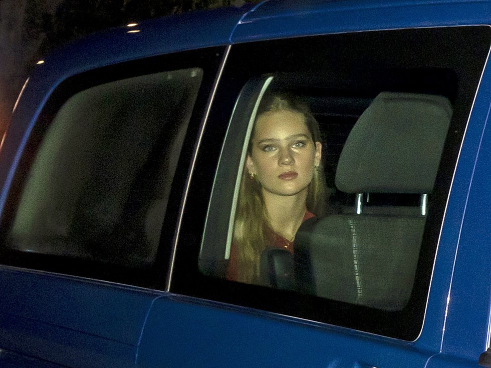 IRENE URDANGARIN ABANDONA EL PALACIO DE LA ZARZUELA