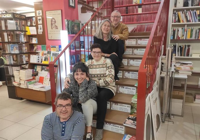 De arriba a abajo: el director de Cálamo, Paco Goyanes, la codirectora, Ana Cañellas, y el resto del equipo, que conforman Ana Segura, Itziar Abril y León Vela.