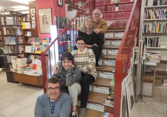 De arriba a abajo: el director de Cálamo, Paco Goyanes, la codirectora, Ana Cañellas, y el resto del equipo, que conforman Ana Segura, Itziar Abril y León Vela.