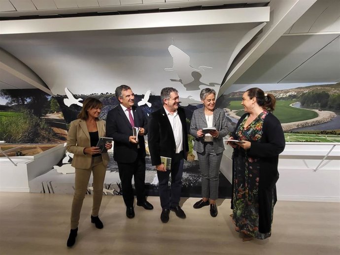 El consejero de Medio Ambiente, Universidades, Investigación y Mar Menor, Juan María Vázquez, con el presidente de la Denominación de Origen Protegida Arroz de Calasparra, José Martínez, durante la presentación de la guía