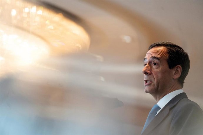 El consejero delegado de CaixaBank, Gonzalo Gortázar, durante un almuerzo-coloquio, en el hotel The Westin Valencia, a 25 de octubre de 2023, en Valencia, Comunidad Valenciana (España).