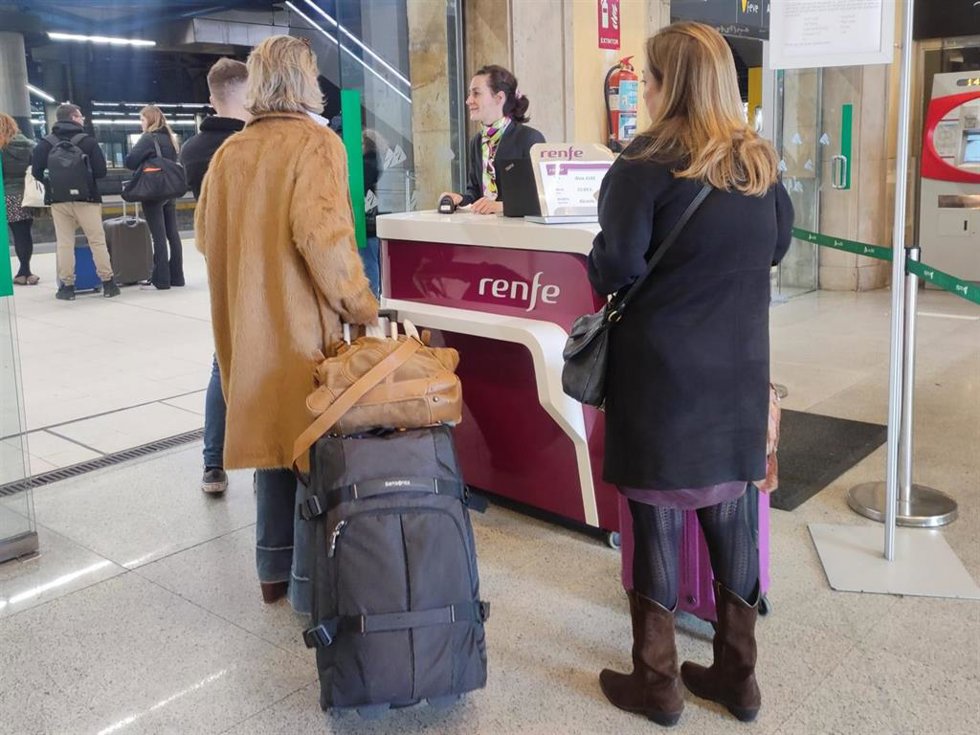 Pasajeras en el mostrador de Renfe en la estación de tren de Oviedo.