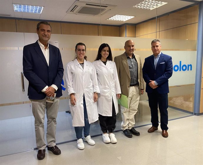 Responsables de Cátedra Olon de Química Sostenible conocen in situ los avances de alumnos que realizan proyectos de investigación en Derivados Químicos