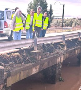El delegado de Infraestructuras, Sostenibilidad y Agricultura de la Diputación de Córdoba, Andrés Lorite, y la alcaldesa de La Granjuela, Montserrat Paz, sobre el puente en el que se va a actuar.