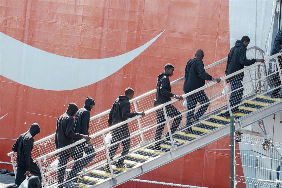 Decenas de inmigrantes cojen un ferri para ser reubicados en el Puerto Estaca, a 29 de octubre de 2023, en El Hierro, Santa Cruz de Tenerife, Tenerife, Canarias (España). En el mes de octubre han llegado a Canarias casi 13.000 migrantes, 27.800 en lo qu