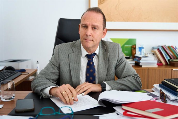 El rector de la Universidad Internacional de Andalucía (UNIA), José Ignacio García Pérez, posa para la entrevista realizada a Europa Press en Sevilla (Andalucía, España).