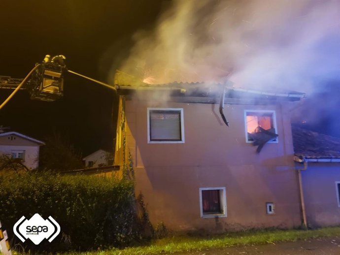 Intervención del SEPA en un incendio declarado en una vivienda deshabitada de Siero