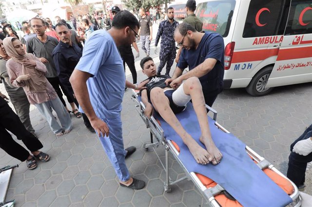 Un herido por los bombardeos israelíes es trasladado a un hospital en Gaza.