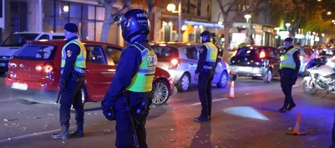 Control realizado por la Policía Local de Palma en la zona de Santa Catalina.