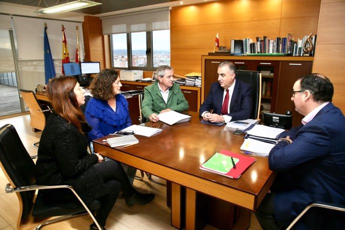 El consejero de Fomento, Roberto Media, en la reunión mantenida con el alcaldes de Suances, , Andrés Ruiz Moya.