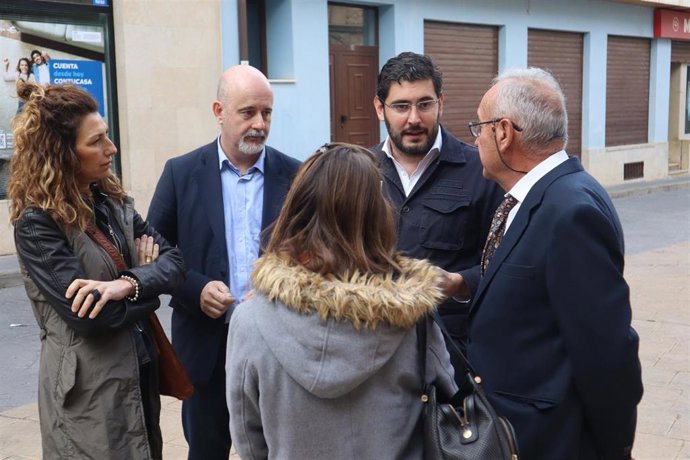 El presidente de VOX Teruel, Alejandro Nolasco, en una visita a Cella.